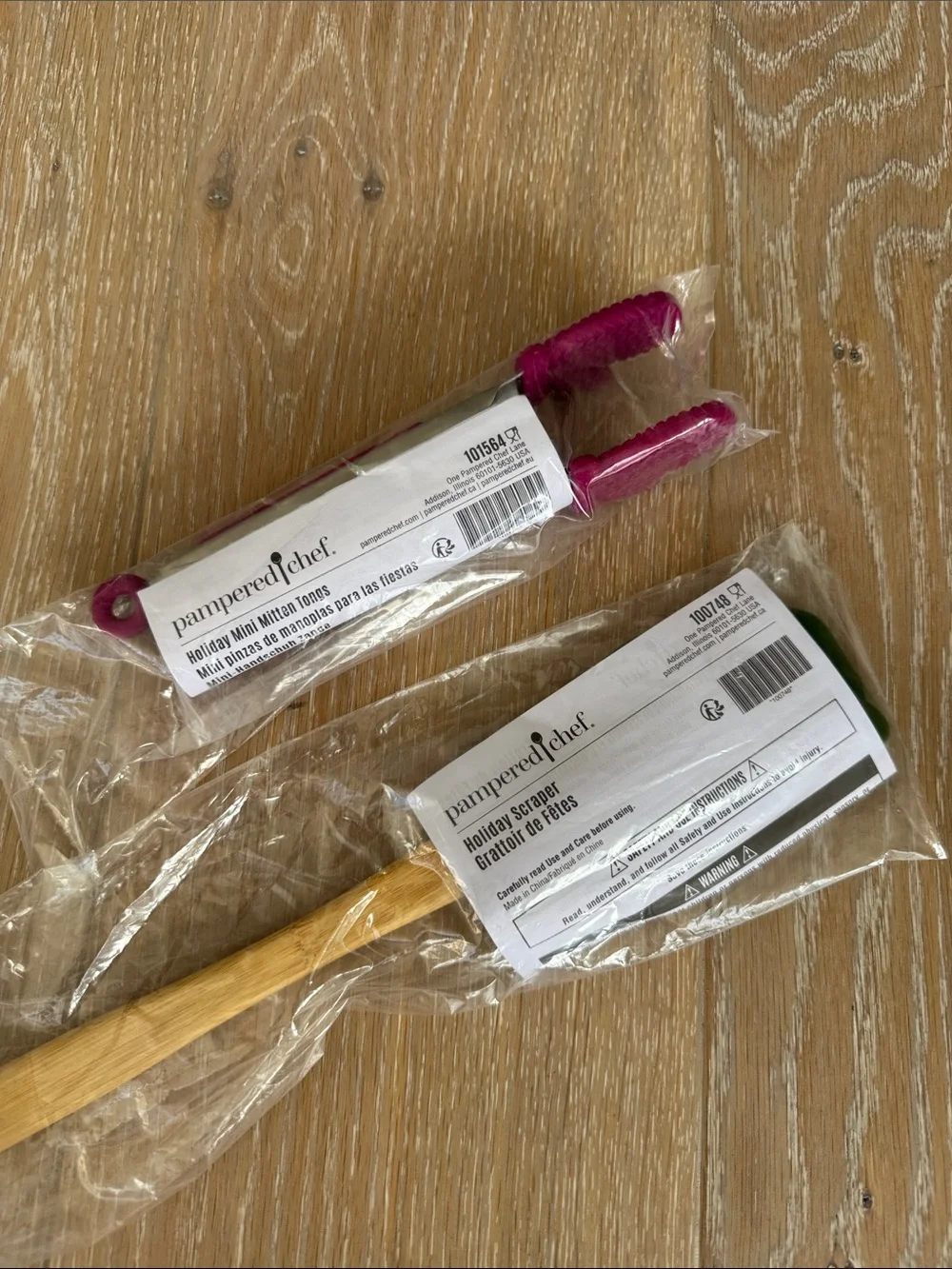 Pampered Chef Holiday ‘Spread Cheer’ Green Spatula & Pink Mini Mitten Tongs Set